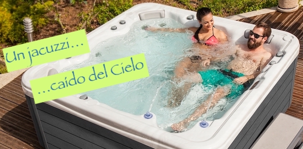 Pareja de amantes disfrutando de un baño caliente en un jacuzzi barato en oferta de ECODEPORTE