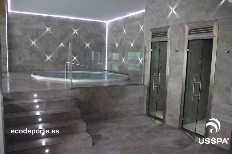 Al lado, la entrada a las duchas de contraste Foto de jacuzzi ARENA interior empotrado junto a las duchas de contraste