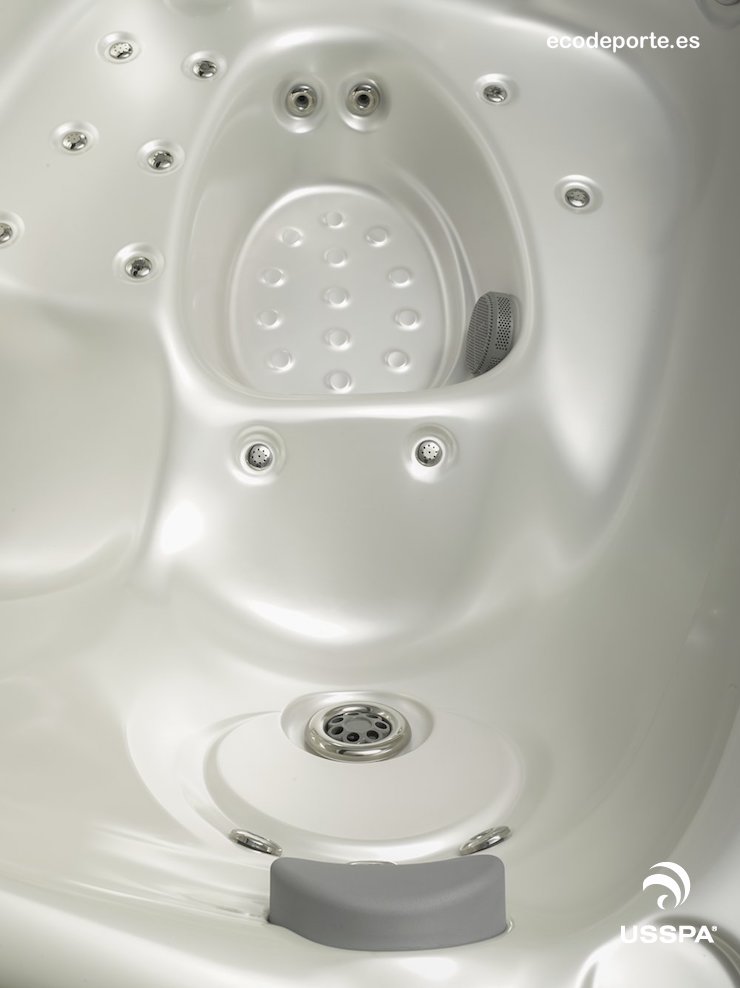 Hidromasaje de muslos y pies Detalle de los jets para el hidromasaje de pies y muslos en el jacuzzi spa BENJAMIN