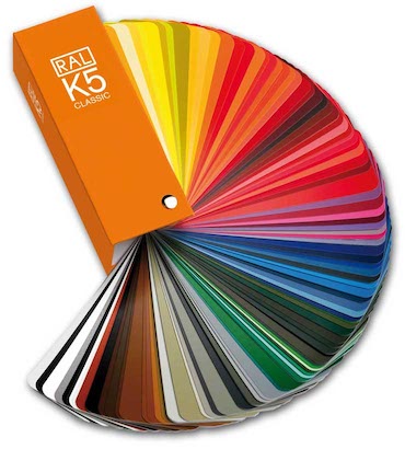 Una enorme variedad de colores de acabado del aluminio para elegir. Muestrario RAL K5 classic con todos los colores posibles para la estructura de aluminio de una cubierta de piscina.