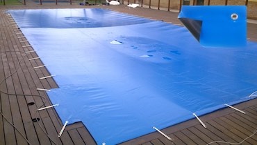 Piscina exterior con cobertor de protección para el invierno. Piscina descubierta en Madrid con cobertor de protección para el invierno.
