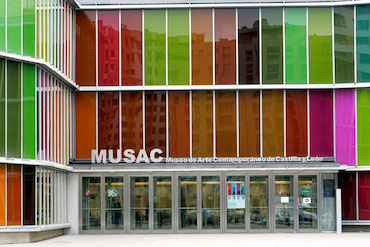Muestra de la aplicación del metacrilato de diversos colores en la arquitectura moderna en León Fachada del Museo de Arte Contemporáneo de Castilla y León, en la ciudad de León.