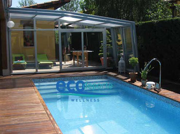 Cerramiento telescópico de piscina, adosado a la casa. Exterior de cubierta de piscina en Madrid telescópica con estructura de aluminio lacado.
