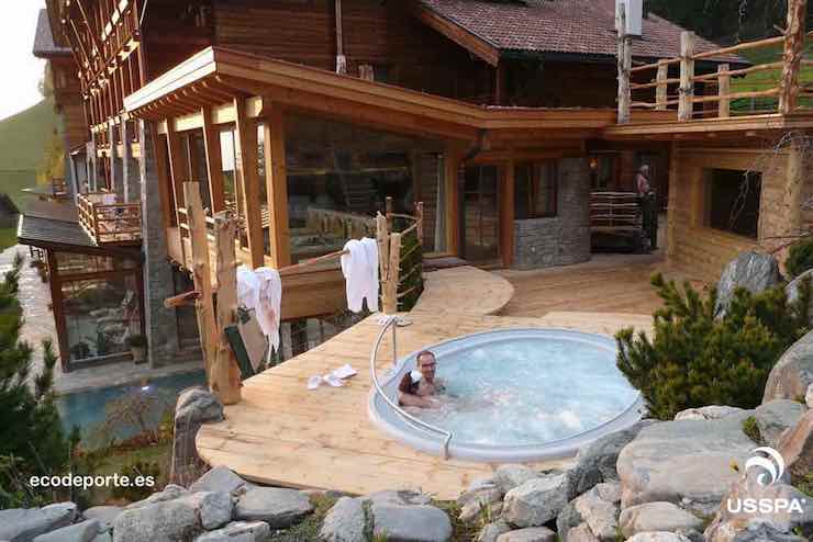 Jacuzzi spa DINO acabado Gypsum Jacuzzi spa exterior DINO en esta terraza de hotel