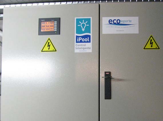 Armario eléctrico del control domótico para piscinas iPOOL®, el cerebro de la instalación. Exterior de un armario eléctrico de control y maniobra de una piscina climatizada en Madrid, mostrando en la puerta una pantalla táctil programada a medida para realizar el diagnóstico de la instalación.
