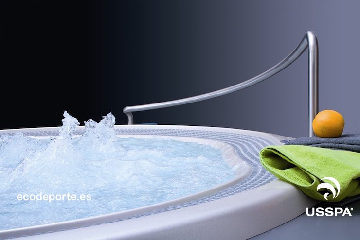 Jacuzzi spa POLO de uso público listo para la sesión de hidroterapia esperando a la salida un suave albornoz y un fresco zumo natural