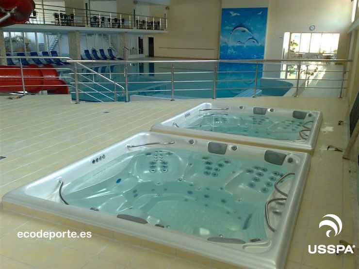 Piscina climatizada interior con tobogán acuático Dos jacuzzi spa MASTER empotrados en esta zona wellness de hotel con piscina climatizada interior