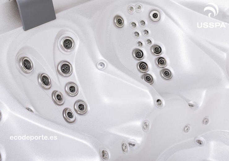 Potentes jets giratorios para la espalda Detalle del interior del jacuzzi spa MASTER con sus asientos envolventes