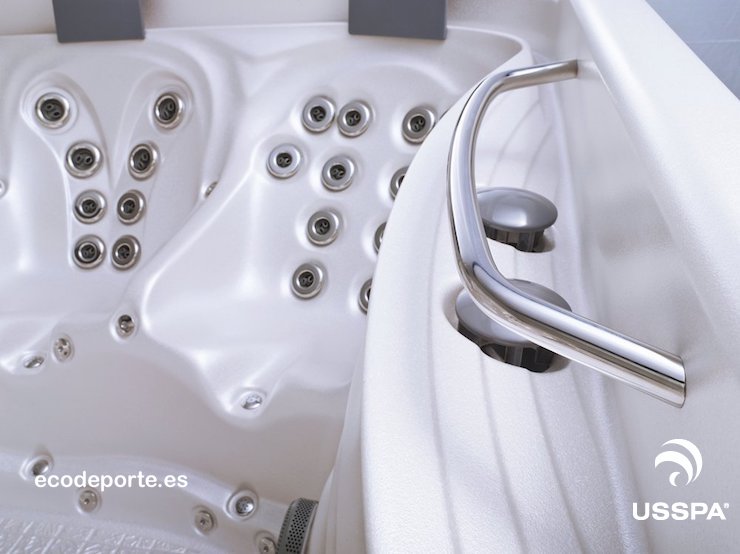 Reposacabezas en todas las plazas y detalle del rebosadero integrado Detalle de los asientos con jets para el masaje de la parte interior de los muslos en el jacuzzi spa MASTER