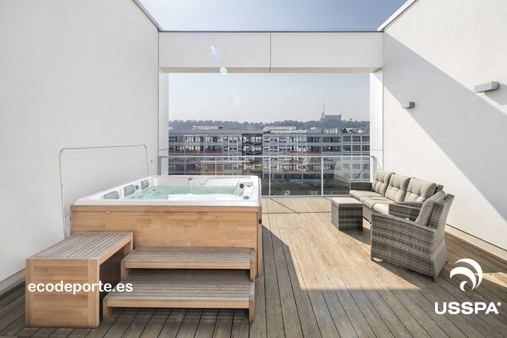 USSPA modelo PERSEA, con mueble auxiliar de diseño terraza urbana donde luce espectacular un jacuzzi spa PERSEA sobre el suelo de madera