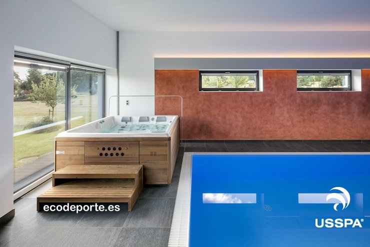 Modelo PERSEA con peldaños auxiliares Foto de jacuzzi interior elevado PERSEA al lado de piscina climatizada