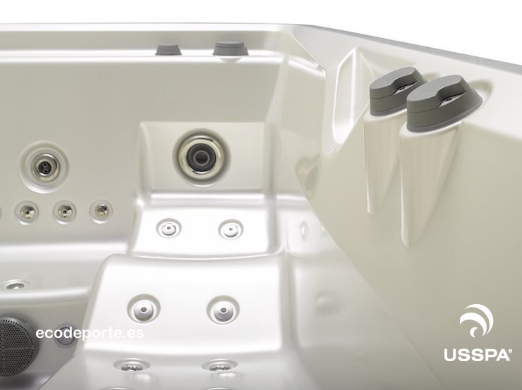 A la derecha los reguladores de hidromasaje Boost Control Detalle del potente hidromasaje Extreme Jet desde la planta de los pies en el jacuzzi PERSEA