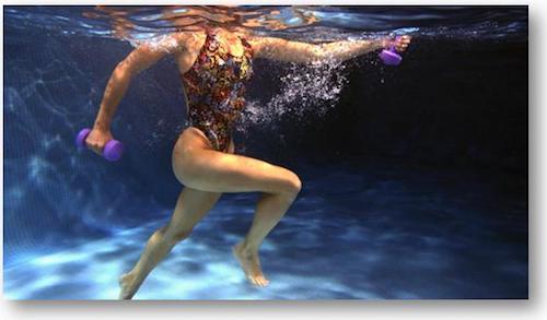 Practicando ejercicio de baja intensidad en el agua templada en esta piscina climatizada particular. Mujer practicando gimnasia acuática, aquagym, en su piscina climatizada.