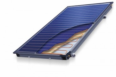 El colector solar para utilizar todo el año. Sección de un colector solar plano acristalado mostrando sus componentes: carcasa, asilamiento, colector de tubos de cobre y cristal templado selectivo, para el calentamiento del agua de la piscina.