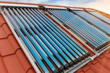 Este colector solar se adapta a distintas orientaciones e inclinaciones del tejado. Tejado con colectores solares de tubo de vacío, para el calentamiento del agua de la piscina.