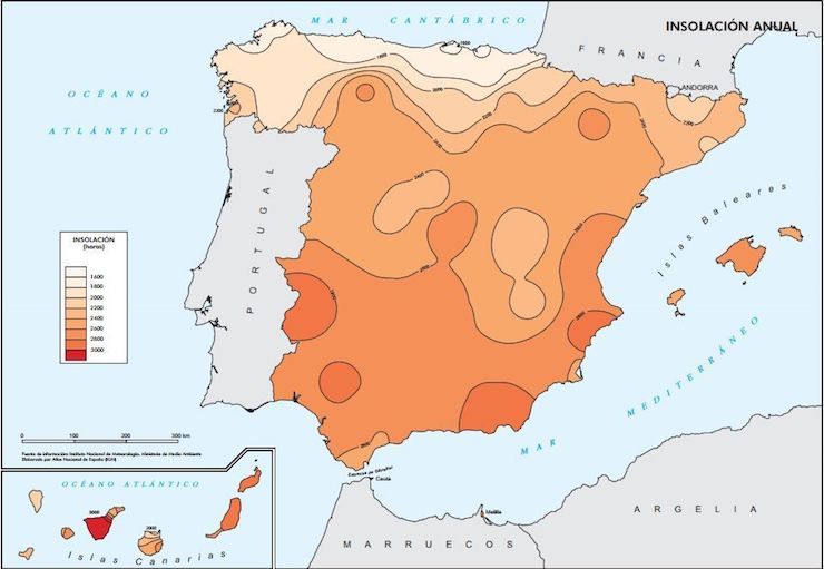 No todas las regiones de España reciben el mismo número de horas de sol. Mapa de España mostrando en gradientes de color rojo diferentes zonas en función del número anual de horas de sol.