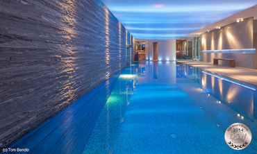 Habitación con piscina climatizada en sótano. Piscina climatizada interior pegada a la pared en Madrid