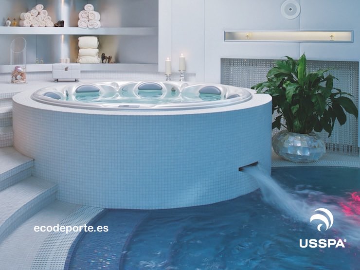 En perfecta armonía: un jacuzzi spa y una piscina climatizada particular en sótano. Jacuzzi spa redondo sobre el borde de una piscina climatizada interior