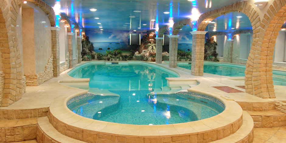 Baño seguro con las medidas de higiene adecuadas. Piscina spa interior con un trampantojo en la pared del fondo y cristal en una lateral