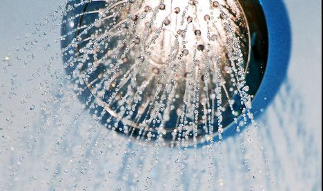 El agua de la ducha arrastra el sudor y las células muertas de nuestra piel. Grifo de ducha echando agua