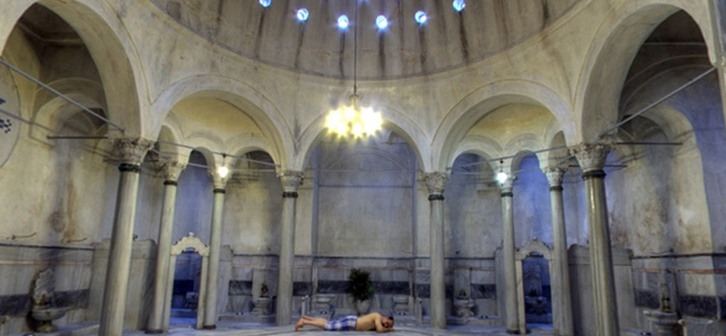 Sala de hammam Detalle del monumental interior de una sala de hammam en un balneario.