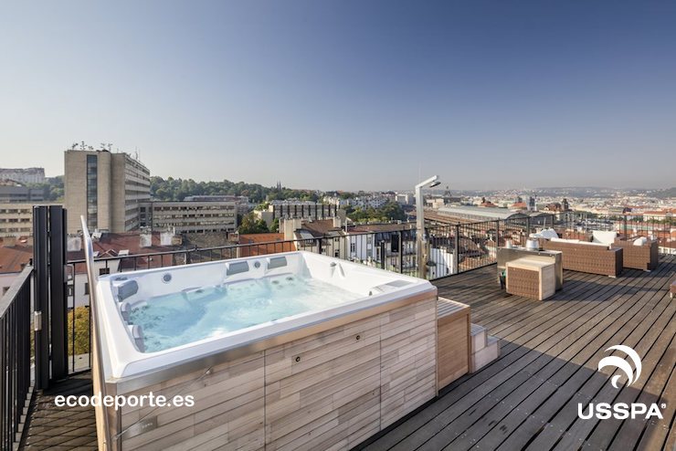 Aquí tienes un tratamiento ideal antiestrés. Terraza atico con jacuzzi spa con cubierta térmica frente al mar.
