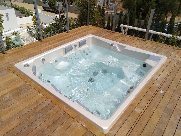 Para 6 personas Jacuzzi spa rectangular empotrado en terraza con suelo de madera y cerramiento de cristal