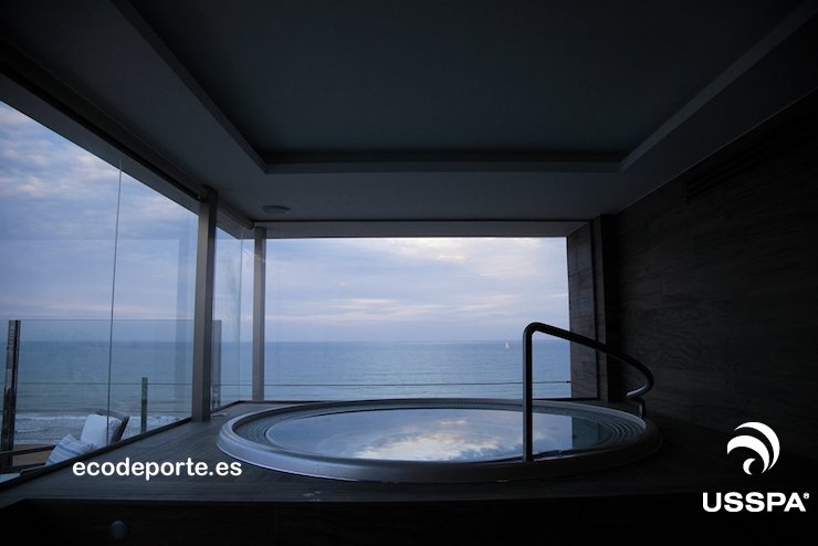 Disfruta el momento en este entorno único Foto de jacuzzi POLO en terraza cubierta con vistas al mar