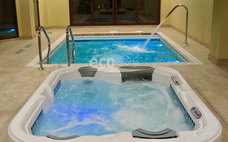 Jacuzzi de interior con piscina de hidromasaje Jacuzzi spa para 3 personas dentro de casa al lado de la minipiscina de hidromasaje
