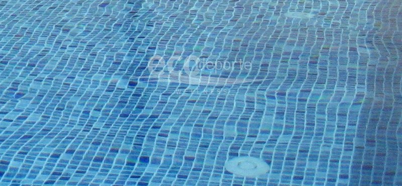 'Aguas' producidas en la superficie de la piscina. Boquillas de limpieza en el fondo del vaso.