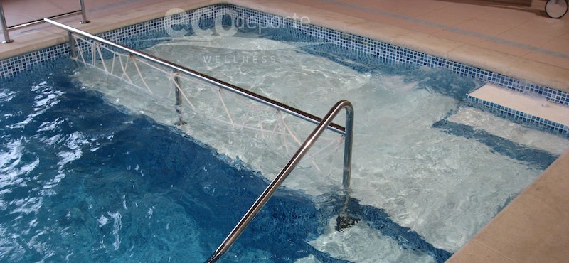 Muy poca profundidad y peldaños antideslizantes. Piscina de chapoteo con su fondo antideslizante integrada en la piscina termal.