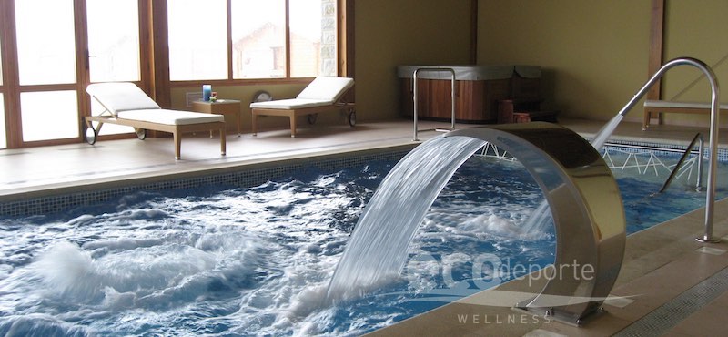 Jacuzzi interior en esquina, con cubierta térmica. Vista parcial de la piscina de hidroterapia con el jacuzzi en esquina.