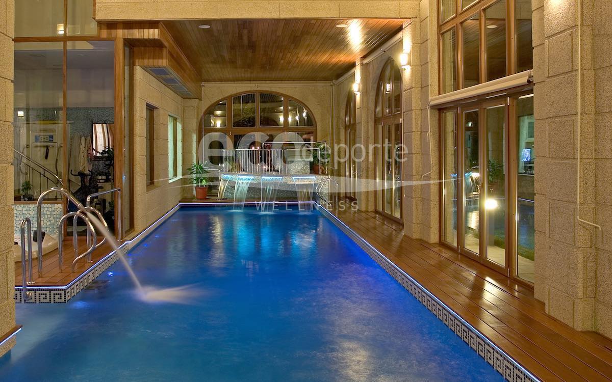 También se aprecia la zona de gimnasio interior. Piscina interior larga para nadar en Madrid.