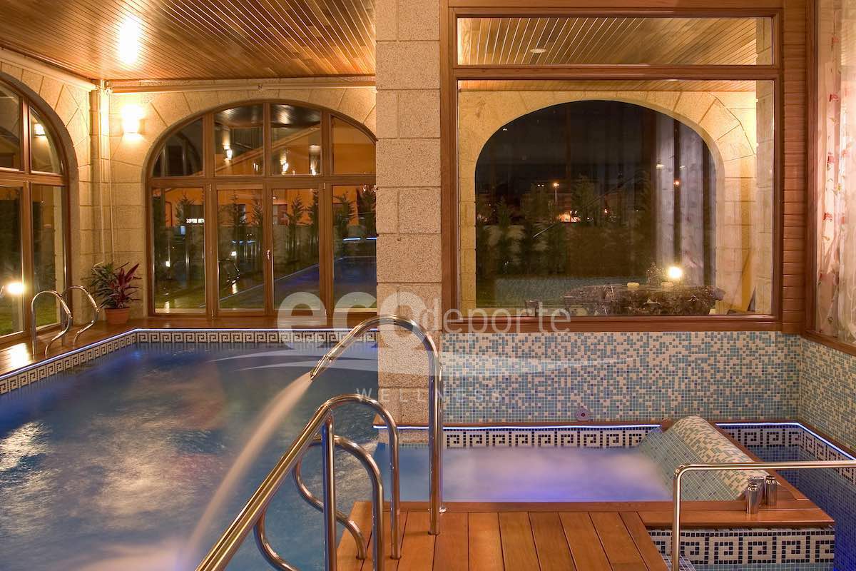 Cañón acuático con 4 boquillas intercambiables. Solarium de madera adaptado a los distintos elementos de hidroterapia de acero inoxidable.