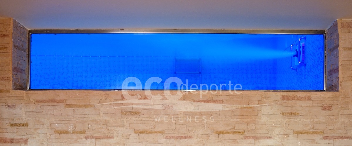 Ventana subacuática de grandes dimensiones. Desde la bodega se puede ver bajo el agua de la piscina.