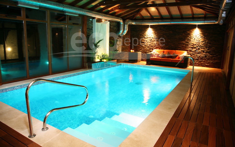 Podemos fijar el color desado y también elegir un programa con una cambio dinámico de color. Cromoterapia color azul en el interior de la cubierta de piscina.
