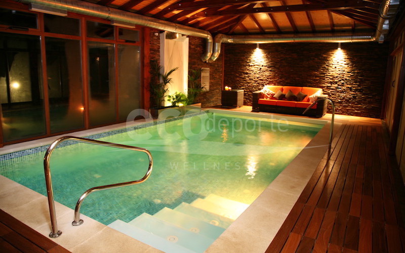 La piscina equipa un sistema automático de limpieza de fondo que también se encarga de mantener limpio cada peldaño de la escalera romana. Cromoterapia color verde en el interior de la cubierta de piscina.