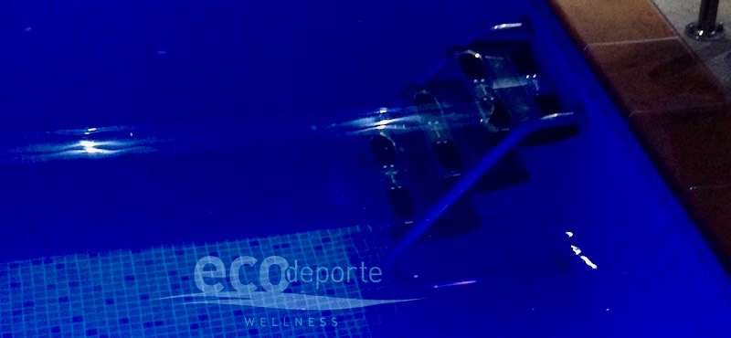 Dobles peldaños de acero inoxidable antideslizantes, dispuestos igual que en una escalera romana. Parte inferior de la escalera de acceso partida, totalmente sumergia en el agua.