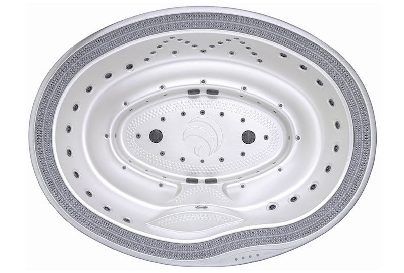 Spa rebosante oval con escalera de acceso segura. Vista cenital del spa jacuzzi ARENA de 12 plazas de hidromasaje sentado y forma oval. Capacidad: 2600 litros de agua.