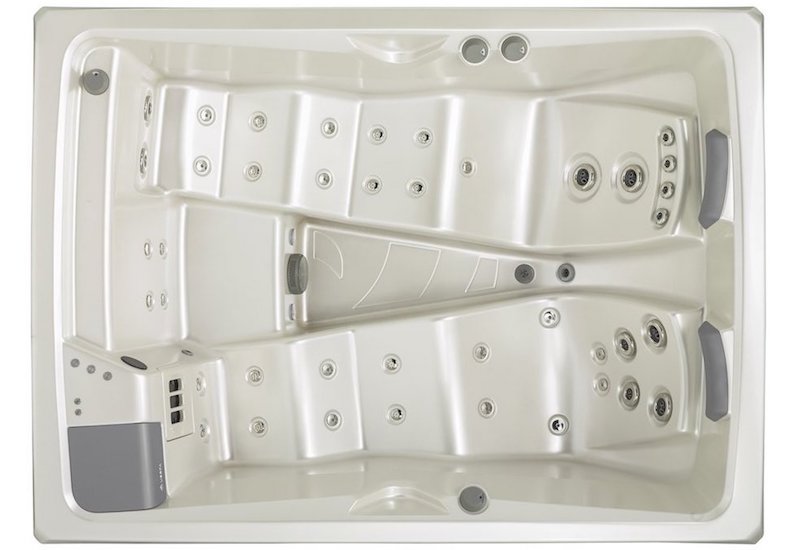 Spa jacuzzi LYRA, diseño premiado internacionalmente. Vista cenital del spa jacuzzi LYRA con dos tumbonas de hidromasaje. Capacidad: 660 litros de agua.