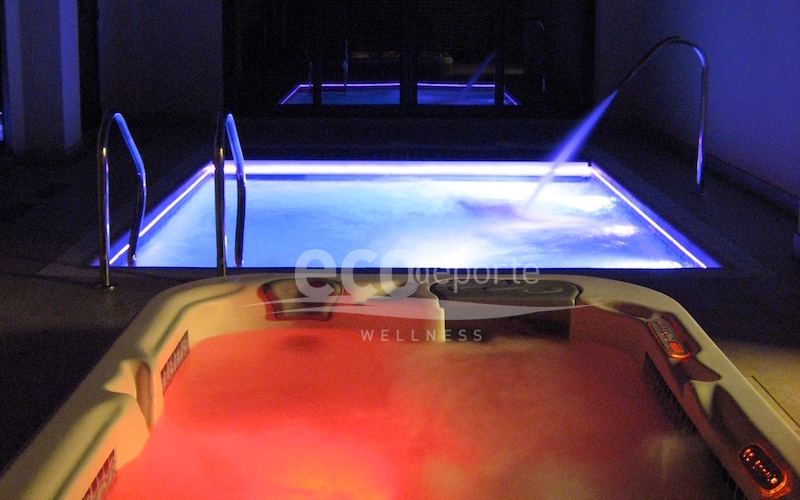 Jacuzzi interior de lujo con piscina. Piscina interior pequeña con cañón, natación contracorriente e iluminación por fibra óptica, y jacuzzi de lujo