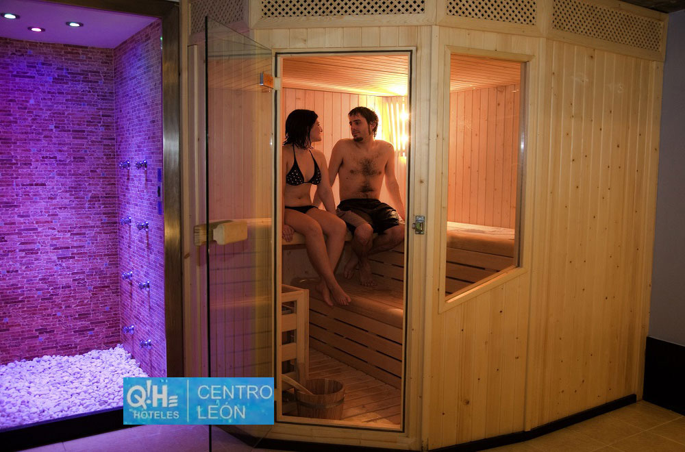 Perfil poligonal en esta sauna de esquina Pareja dentro de la sauna finlandesa