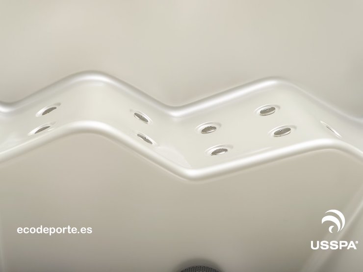 Se adapta a distintas estaturas de usuario Detalle de la tumbona Leg Complex en el jacuzzi PERSEA