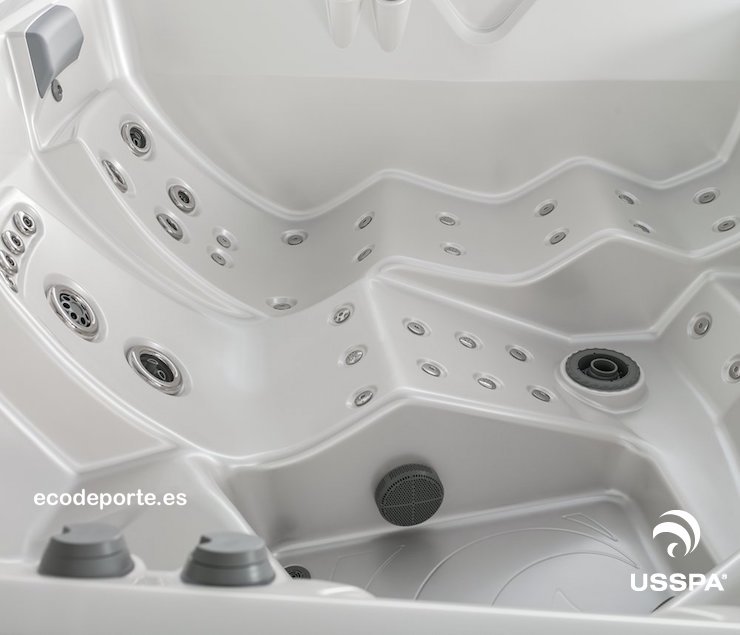 A los pies un Extreme Jet Detalle de las dos tumbonas juntas para un hidromasaje en pareja en el jacuzzi VIRGO